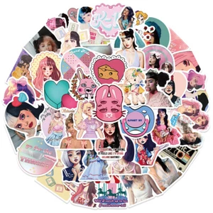 Pack de 50 autocollants Melanie Martinez pour ordinateur portable/bouteille d'eau/téléphone/guitare/skateboard - Photo 1 sur 7