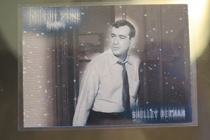 THE TWILIGHT ZONE 2 THE NEXT DIMENSION STARS SHELLEY BERMAN S-12 CHASE FOIL RARO - Foto 1 di 2