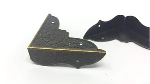 Packung mit 4 Metallgehäuseecken verziert gealtert antik Finish 44 mm über gerade C115 - Bild 1 von 4
