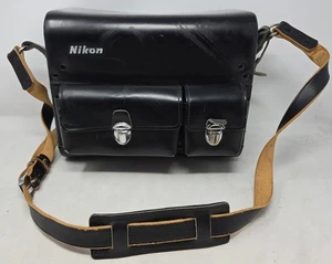 Custodia per fotocamera Nikon vintage in pelle - accessorio ca 1970 con cinturino usata in ottime condizioni - Foto 1 di 15