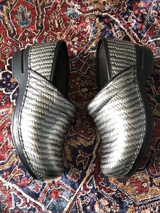 EUC Dansko XP Clogs Women’s Metallic Silver Patent Herringbone Size 39 8.5 - 9 - Picture 1 of 15