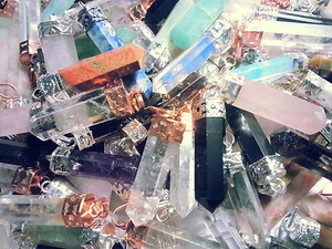 Paquetes de artículos de segunda mano colgante de piedras preciosas 2,5-4 cm cristal de montaña entre otros colgante colgante - Imagen 1 de 2