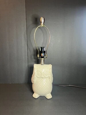 Caprichosa Lámpara de Escritorio Decorativa Búho Cerámica Elevada Color Crema 19.5" Foto 1 de 4