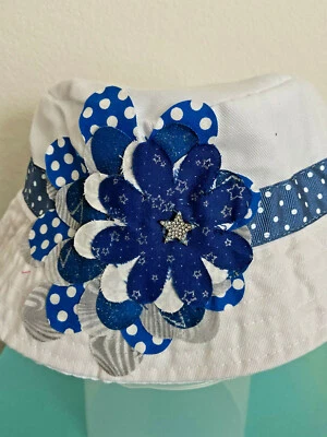 Ручной работы маленькая девочка ведро шляпа в белом с Даллас ковбой тема Sz 2-6 лет - Изображение 1 из 2