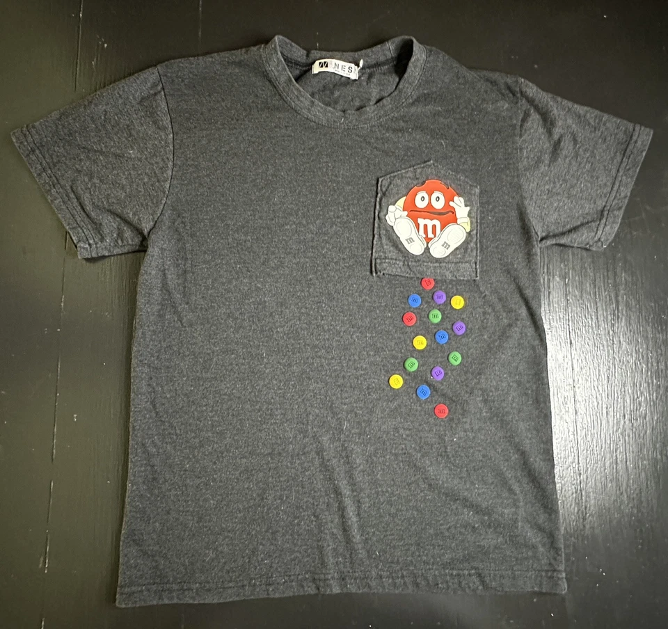 Camiseta NES M&M’s Derramada Del Bolsillo 3D Muy Única Rara Mediana Foto 1 de 4