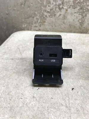 14 15 16 Kia Cadenza Auxiliar USB AUX Tomada de Entrada  - Imagem 1 de 2