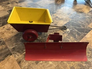 VINTAGE ORIGINAL MARX TRACTOR 5 1/4” SNOW PLOW BLADE & PULL CART RED - Picture 1 of 8