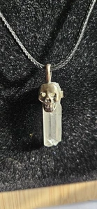 Sterling Silber Totenkopf auf natürlichem Quarzkristall mit Kordel - Bild 1 von 5
