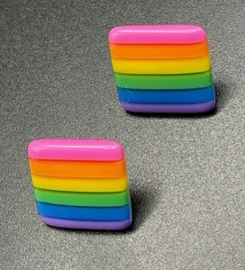 Orecchini quadrati traforati in plastica arcobaleno "Orgoglio" LGBTQ+ alleato - Foto 1 di 2