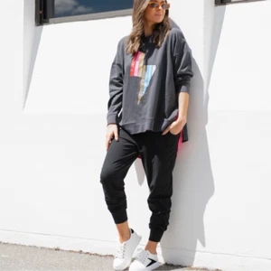 BETTY BASICS ESSENTIALS  POPPY SWEAT- BOLT CHARCOAL, GUNMETAL JUMPER S8-22 - Picture 1 of 3