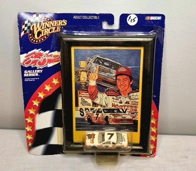 Coche y arte vintage Sam Bass NASCAR Gallery Series Alan Kulwicki #7 Hooters nuevo en caja Foto 1 de 4