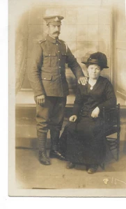 postal - WW1 sodier en uniforme con pareja foto real - Imagen 1 de 2