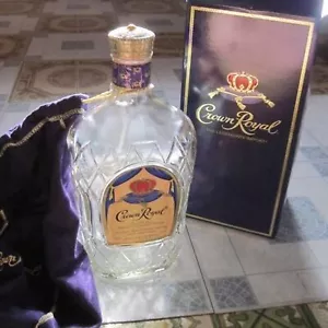 Leere klare schwere Glaskanne Henkel Crown Royal 1,75 L Schnapsflasche Kunststoffdeckel - Bild 1 von 16