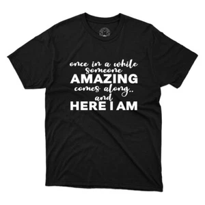 Camiseta unisex estampada Once In A While Someone Amazing Comes Along.And Here I Am - Imagen 1 de 8