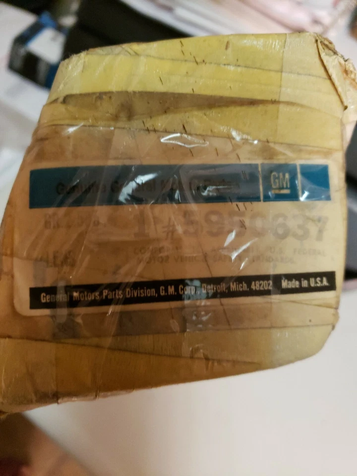 Линза для левостороннего габаритного фонаря GM5950637 74-75 Oldsmobile 98 новая из старых запасов - Изображение 1 из 4