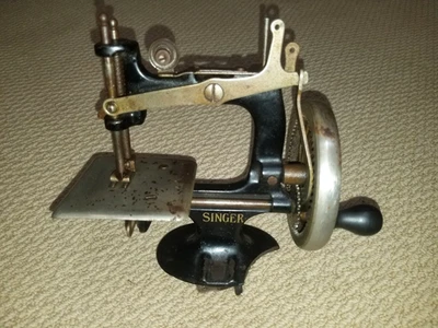DEFECTO* Máquina de coser vintage de manivela negra para niños modelo Singer 20 Foto 1 de 4