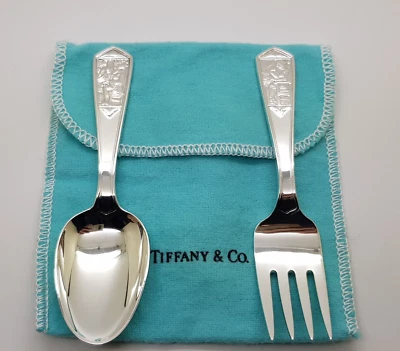 Juego de cuchara y tenedor de plata esterlina para bebé Tiffany & Co. rima infantil con bolsa Foto 1 de 4