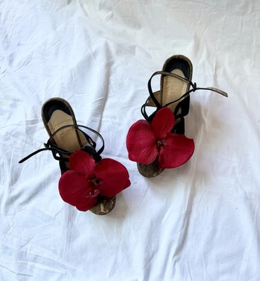 Christian Louboutin 黑色楔形鞋凉鞋红色兰花 8 码麂皮绒 Y2K — 第 1/4 张图片