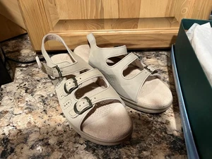 SAS Trio II Damen-Sandale Größe 8,5 S beige Stein Schuhe Leder Fersenriemen neu im Karton - Bild 1 von 2