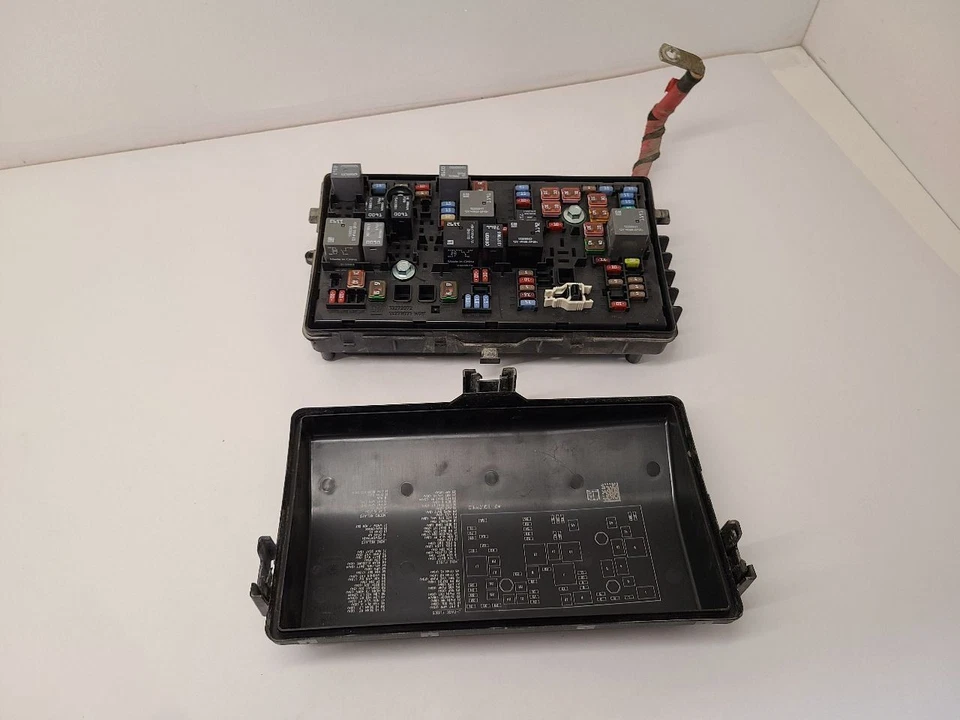 2013  CADILLAC XTS Fuse Box Engine  Foto 1 de 4