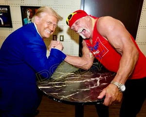Hulk Hogan Presidente Trump Arm Wrestling 2024 8x10 ristampa fotografica WWE RNC - Foto 1 di 1