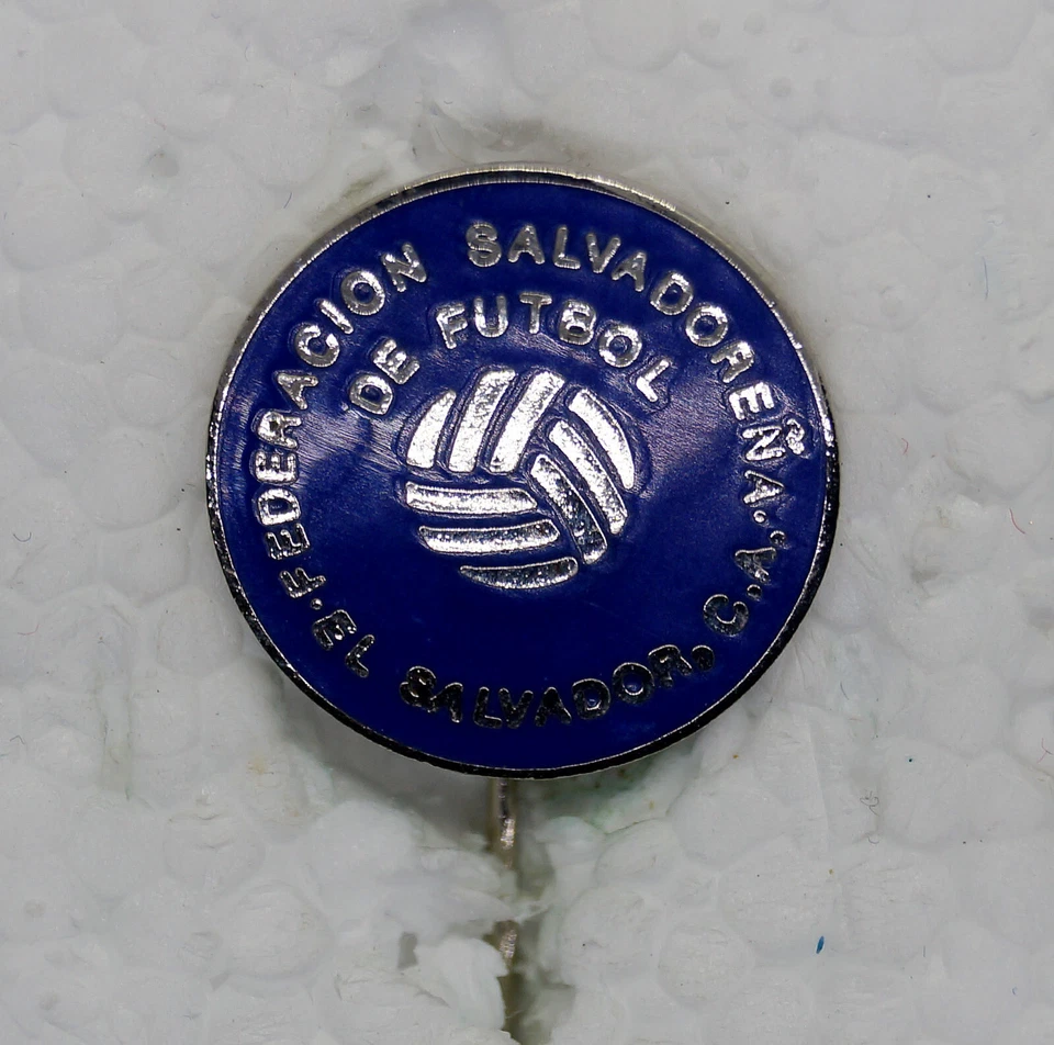 El Salvador Football Federation badge - Image 1 of 3