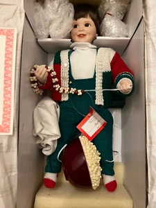 ASHTON-DRAKE GALLERIES 'RYAN' BAMBOLA DI NATALE DECORAZIONE L'ALBERO EDIZIONE M0943 - Foto 1 di 5