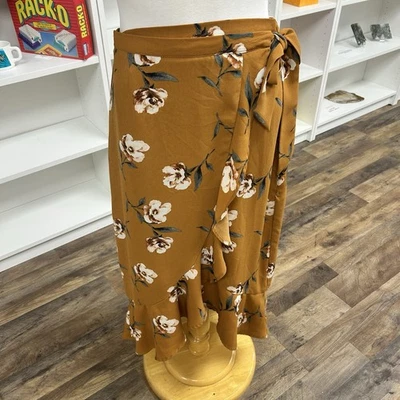 Falda estilo envolvente floral amarilla Xhilaration, para mujer talla pequeña Foto 1 de 4