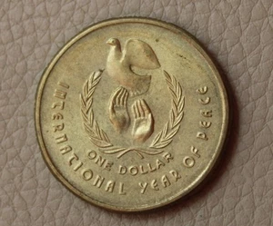 * 1986 YEAR OF PEACE  DOLLAR COIN CIRCULATED SOME  MARKS #RAD24 - Picture 1 of 6