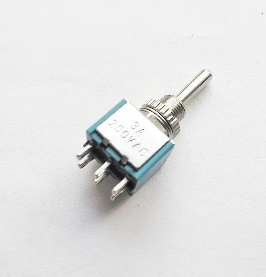 interruttore deviatore ON-OFF-ON (2 vie  3 Posizioni) a levetta da pannello 3A - Immagine 1 di 1