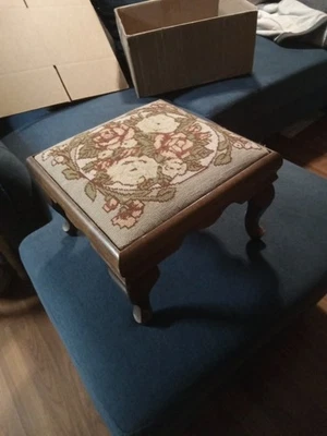 Taburete de pie floral vintage con marco de madera patas curvas Foto 1 de 3