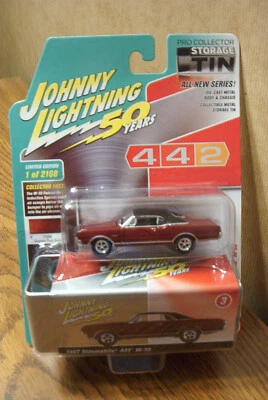 Lata de almacenamiento Johnny Lightning 50 años profesional coleccionista 67 Oldsmobile 442 R2 VA Foto 1 de 2