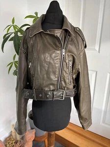 Zara ASO Molly Mae Cropped Kunstleder Optik Biker Jacke Gr. XL Khaki Gürtel - Bild 1 von 11