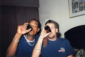 Original 4x6 Foto Männer Afroamerikaner Mann Freunde trinken Bier H130 #2 - Bild 1 von 2