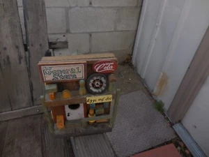 DIORAMA DE ARTE POPULAR VINTAGE HECHO A MANO 3D TIENDA GENERAL TODA MADERA BONITO Y RARO 7"T - Imagen 1 de 24