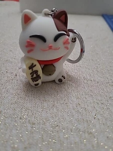 Maneki Neko Lucky Cat~Ciondolo Denaro Benedetto Dipinto a Mano MADE IN JAPAN Portachiavi - Foto 1 di 4