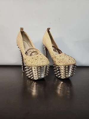 Tacones con púas color dorado talla 38 Foto 1 de 4