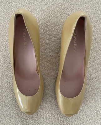 Taryn Oro Rosa Arena Charol Punta Abierta Cuña 8.5M Foto 1 de 4