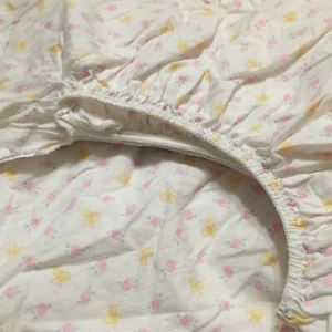 Carter cotton crib fitted sheet white with small pink & yellow flowers - Picture 1 of 3