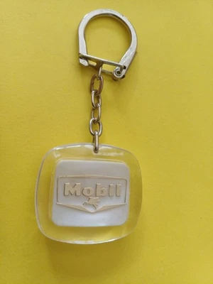 Porte clé années 60, Inclusion Huiles carburant MOBIL (logo doré sur fond blanc) - Photo 1/3