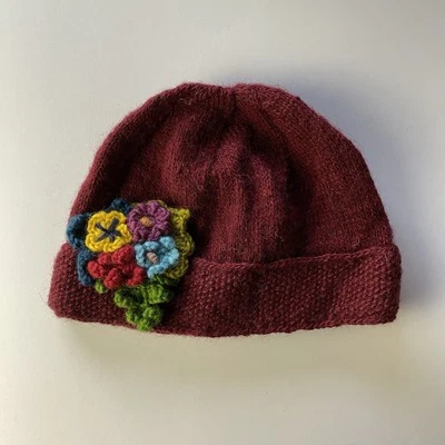 Tara Tejido Gorro Sombrero Granate Flor Broche 100% Lana Hilada a Mano Hecho en Nepal ¡Lindo! Foto 1 de 4