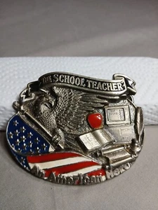 1 Metall 3 1/4" Gürtelschnalle "The School Teacher An American Hero" 1994 GAP - Bild 1 von 2