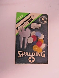 De colección Golf Spalding Greens Keeper Kit Divot Excavadora y 12 Pelotas Observadores Nuevo de Lote Antiguo - Imagen 1 de 1