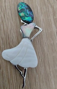 WHITE AND GREEN SHELL PIN BROOCH FASHION LADY NEW - Picture 1 of 5