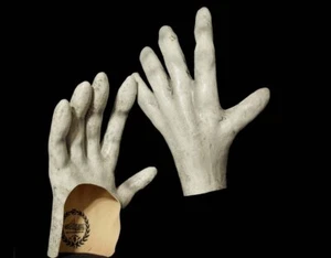Manos de monstruo acosador silencioso decoración de utilería de Halloween decoraciones guantes de guarida OVNI - Imagen 1 de 1
