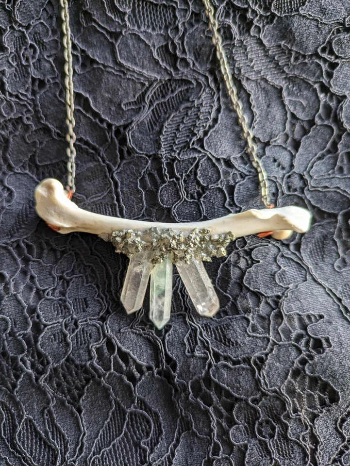 Ghost Quartz And Bone Collar Necklace - Imagem 1 de 3