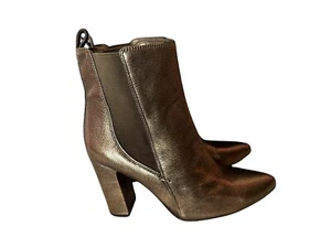 Stivali britannici Vince Camuto donna 6,5 M bronzo in pelle tacco Chelsea - Foto 1 di 13