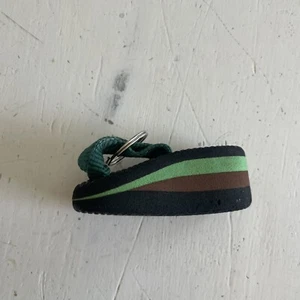 Plateau Flip Flop Schlüsselanhänger schwarz braun & grün 3" - Bild 1 von 5
