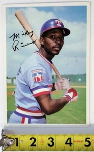 Scheda 5"" X 7"" 1981 TOPPS Baseball MLB MICKEY RIVERS Texas RANGERS Outfield - Foto 1 di 2