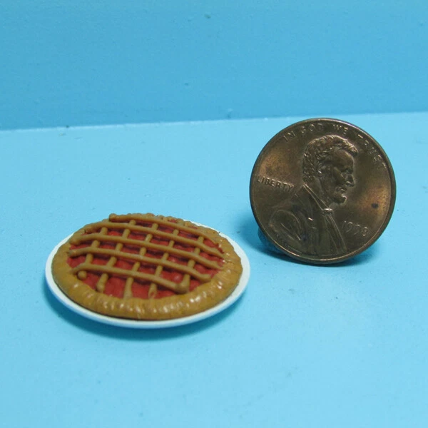 Pastel de cereza entero miniatura para casa de muñecas en plato de pastel de metal IM65474 Foto 1 de 1